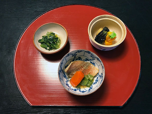 赤魚の煮付け、ほうれん草のお浸し、焚き合わせ